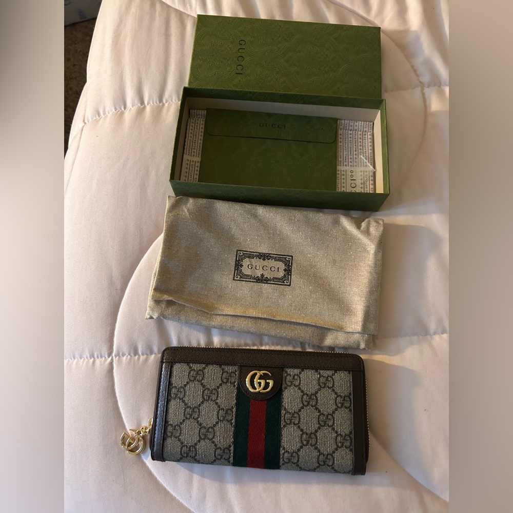 Gucci wallet (New, never used. Comes with original box and dust bag)